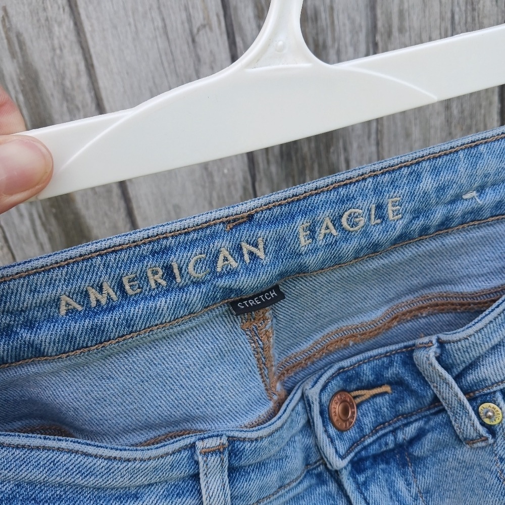 American Eagle Stretch Mom Jeans Distressed Women's Sz 2  Blue High-Rise  Denim - Picture 3 of 6